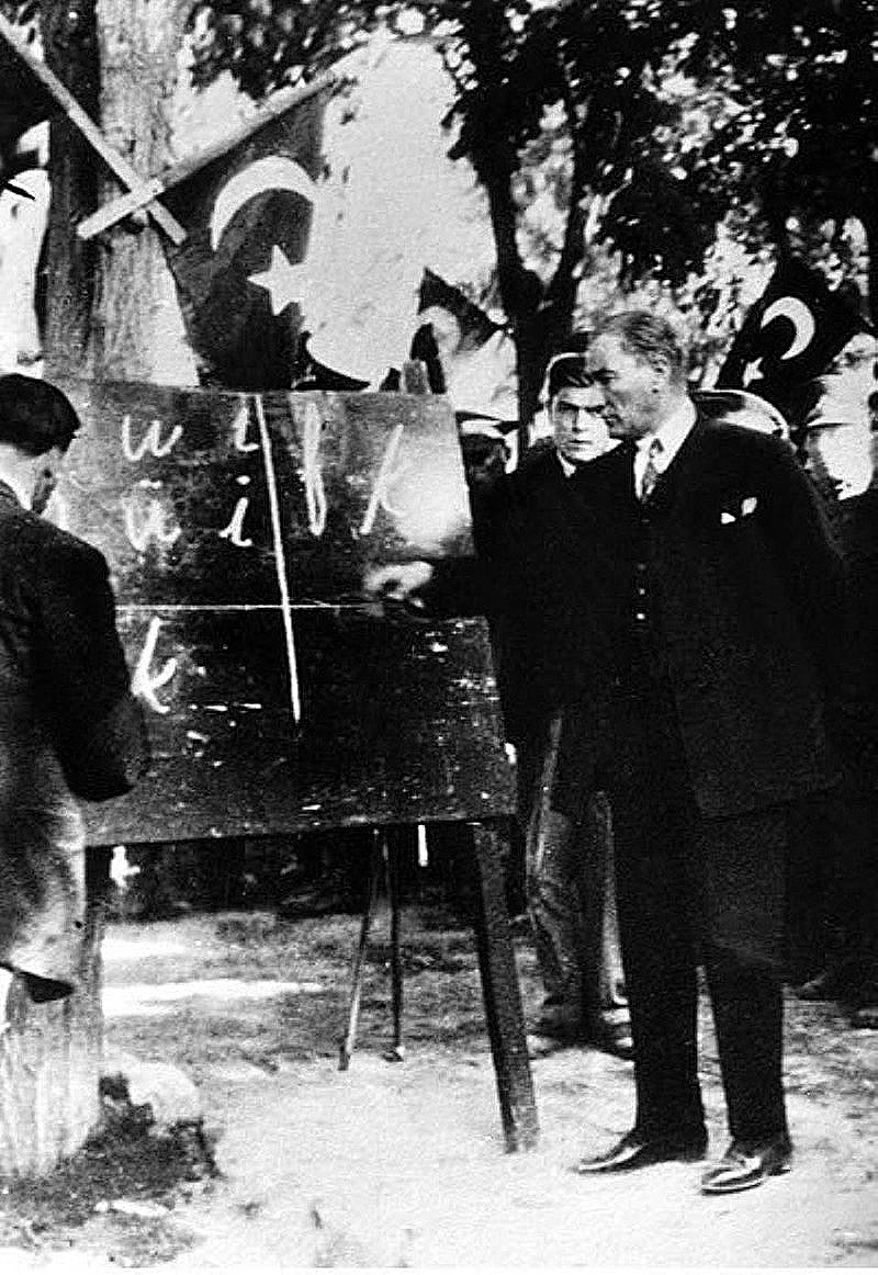 Mustafa Kemal Atatürk yeni Türk alfabesini öğretirken, 20 Eylül 1928